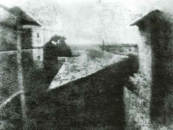Историческая фотография Ниепсе изображала вид из окна на соседние здания