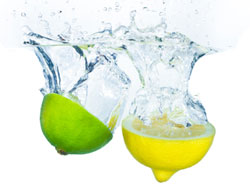 Користь води з   лимоном   на організм людини полягає в утриманні аскорбінової кислоти