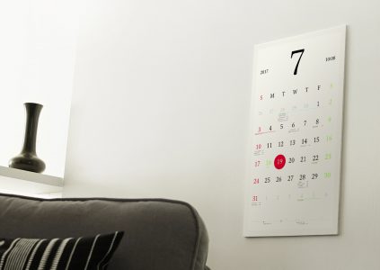Японський дизайнер Кошоя цубо (Kosho Tsuboi) створив дуже цікавий концепт Magic Calendar, що представляє собою розумний календар на основі кольорового електронного паперу e-ink, який синхронізується з Google Calendar