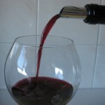 Вино має звичай підтікати при налитої з пляшки в келих