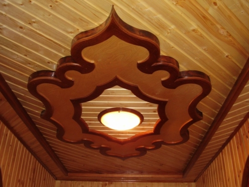 Панелі, використовувані для монтажу підвісної стелі у вітальні, можуть бути декоровані різьбленням, розписом або скляними вітражами - завдяки використанню сучасних технологій, виробники пропонують масу варіантів