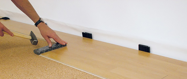 При плануванні укладання необхідно передбачити невеликі зазори по периметру приміщення між покриттям підлоги і стіною