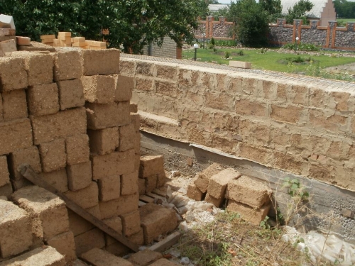 Як правило, легкі блоки використовуються як утеплювач, а важкі - для кладки стін