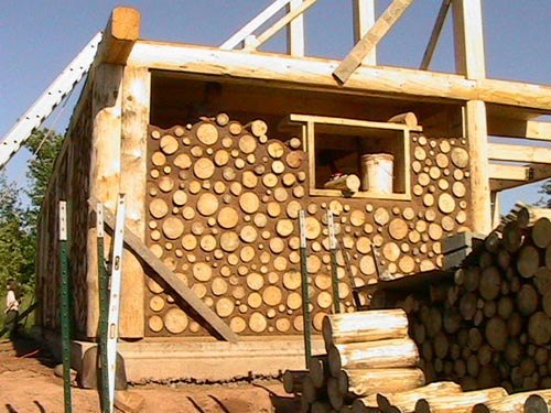 Це будинок з дров і глини, в якому деревина виступає в ролі блоків, а глина є сполучною розчином