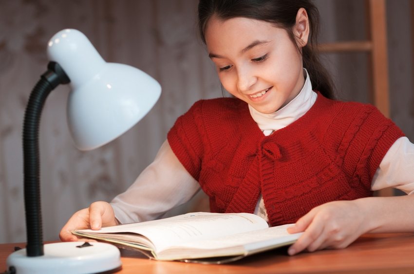 Однак, з огляду на, що дитина знаходиться на заняттях, часто робити домашнє завдання доводиться в той час, коли природного освітлення вже недостатньо