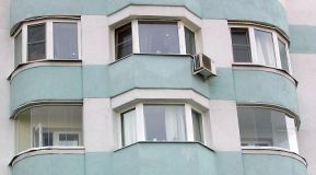 Для порівняння подивіться на фото праворуч: внизу на напівкруглих балконах змонтоване нашою компанією легке і прозоре безрамне скління напівкруглих балконів, а вище - важке скління пластиком