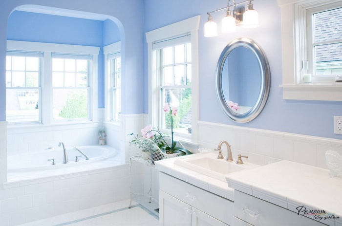Ванна кімната оформляється найчастіше в білому кольорі, іноді з додаванням блідо-блакитного, вважається, що ці кольори уособлюють чистоту
