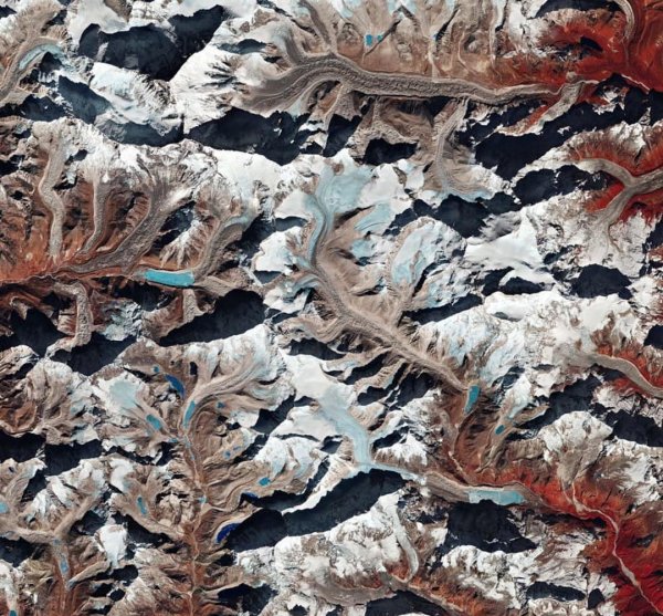 Європейські вчені з неймовірної висоти зафіксували зображення п'ятої найвищої гірської вершини в світі