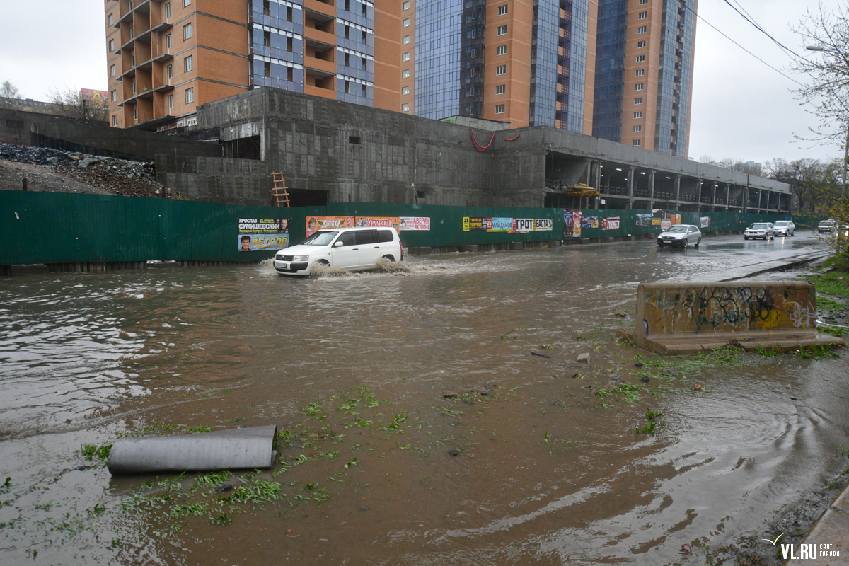 Оновлення 15:35: У районі   Калініна, 11   вода стікає зі схилу, затопило дорогу і тротуар