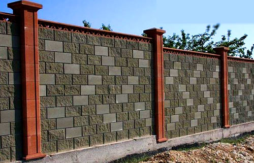 Бетонний паркан - уособлення надійності і міцності, він може бути різних типів, але найбільш привабливим і простим у монтажі є огорожа з декоративних бетонних блоків