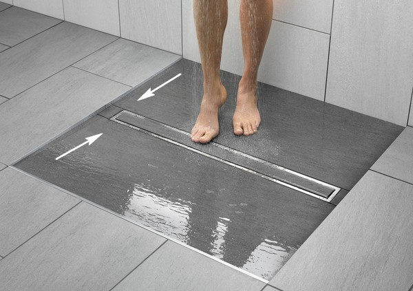 Четвертий варіант, використання дренажних лотків, що опускають рівень підлоги під душем при вставанні під душ