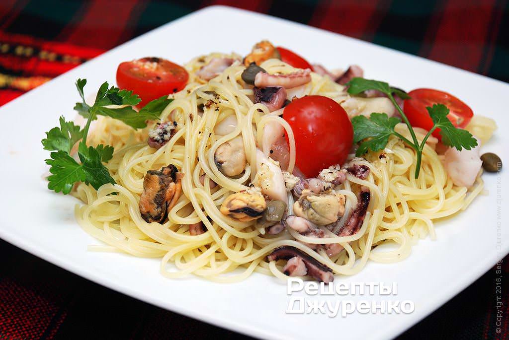 Спагеті з морепродуктами, томатами і каперсами - смачна страва для гарного сніданку