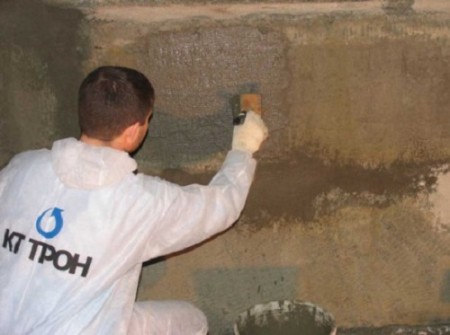 Для нанесення складу на поверхню бетону використовується кисть або валик