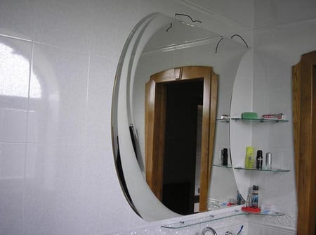 Порада: На стелі краще повісити квадратні дзеркала, поздовжні зроблять кімнату довше